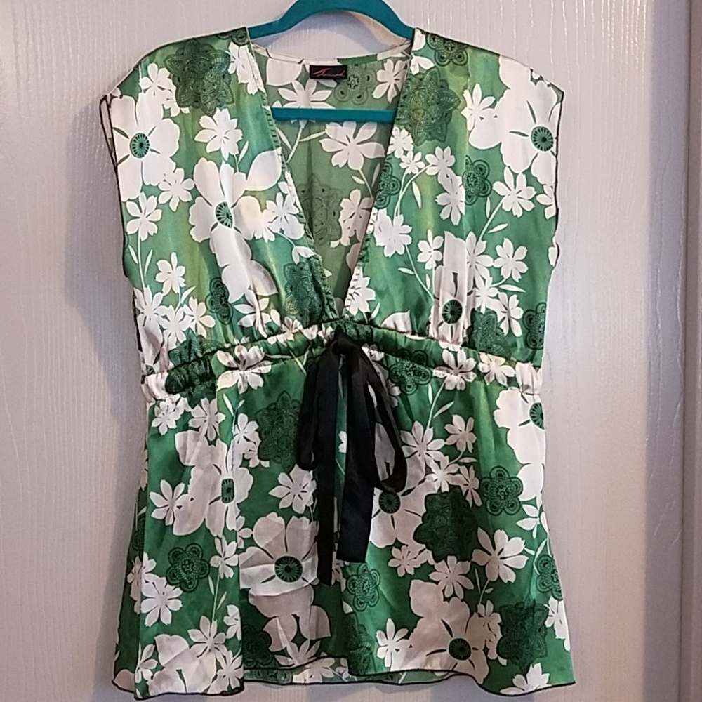NEW Torrid brand Plus size ladies blouse awesome